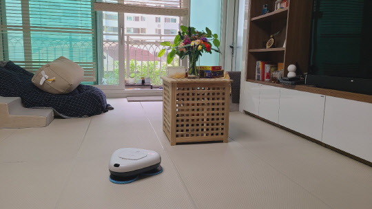 에브리봇 쓰리스핀은 본업에 충실한 물걸레 로봇청소기다. <김아름 기자>